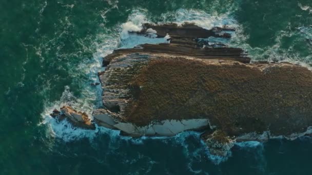 Paisagem única dentro da paisagem marinha idílica como visto de cima — Vídeo de Stock