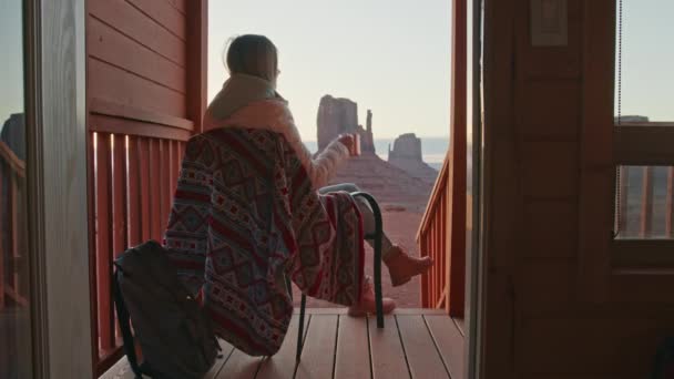 Naturaleza salvaje al aire libre viaje 4K cámara lenta mujer beber té disfrutando de la vista — Vídeo de stock