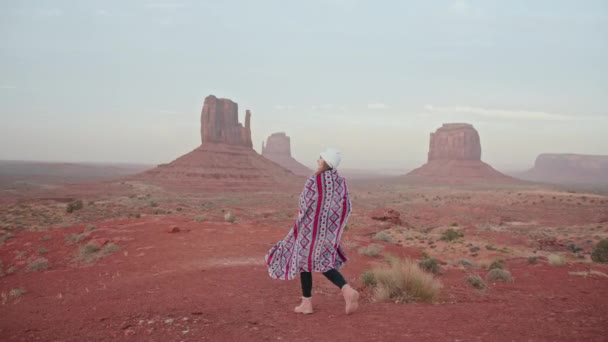 Mulher de câmera lenta andando ao ar livre desfiladeiro vermelho com formações de falésias no deserto — Vídeo de Stock