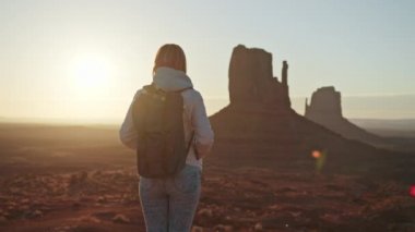 Siluet sakin sakin bayan turist vahşi batı Amerika 'da seyahat