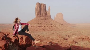 Gülümseyen mutlu kadın manzaralı kırmızı kanyon, rüzgarı elle yakalamak, özgürlük duygusu