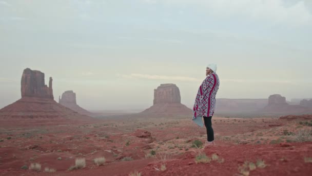 Jelajahi lanskap Wild West Amerika, 4K wanita menjelajahi alam liar taman — Stok Video