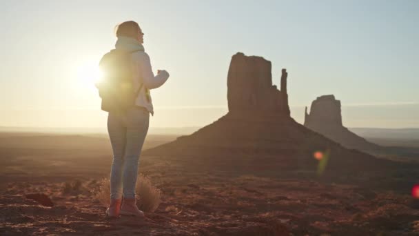 Wolny ruch 4K strzał punkt widzenia Monument Valley formacje skalne w Navajo ziemi — Wideo stockowe