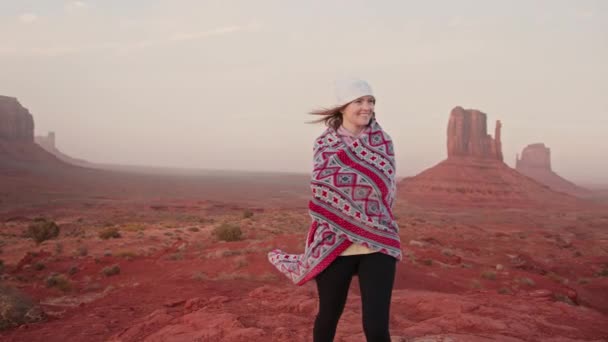 红色荒漠景观4K中美丽年轻女子迷人微笑的肖像 — 图库视频影像