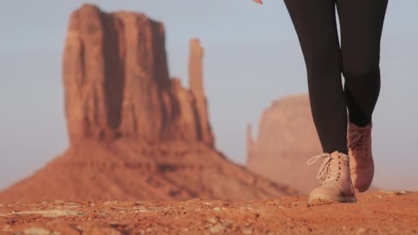 Кинематографический крупным планом женщина ботинки походы в золотом свете заката в Долине Монументов — стоковое видео