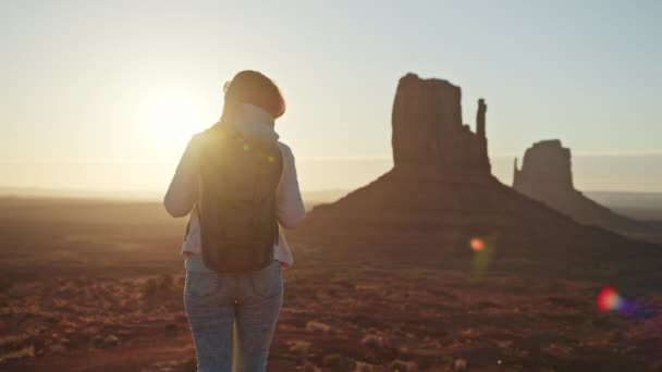 Silhouet gelukkig toerist vrouw reizen wildernis West-Amerikaanse natuur 4K — Stockvideo