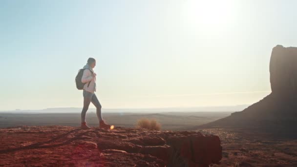 Dobrodružná žena na útesu při pohledu na krásnou krajinu pohled Monument Valley — Stock video