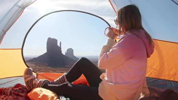 Slow Motion 4K filmagem mulher bebendo cooper copo, sentado em tenda brilhante Utah EUA — Vídeo de Stock