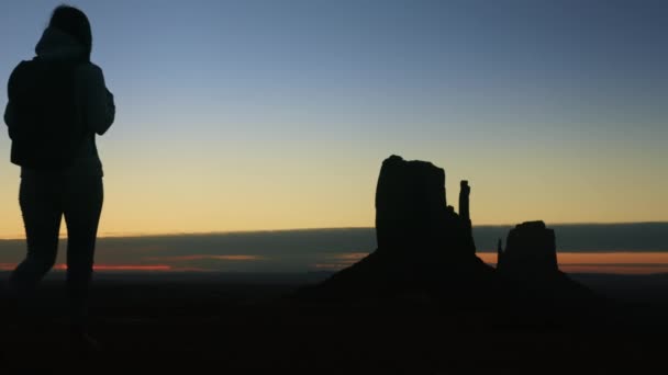 Silhouette des Touristen mit Rucksack im filmischen Naturpark, Sonnenuntergang genießen 4K — Stockvideo