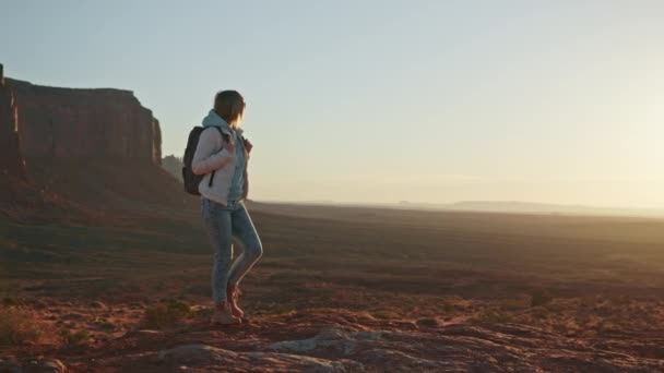 Schöne Modell mit Rucksack zu Fuß durch die natürliche Landschaft, Utah USA 4K — Stockvideo