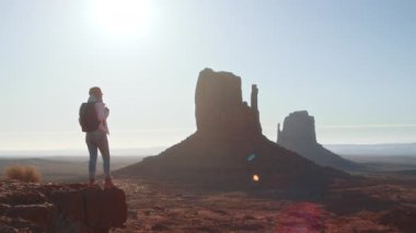 İlham dolu gezgin kadın, Kızıl Çöl Vadisi 4K ABD 'nin zirvesinde kollarını kaldırdı.