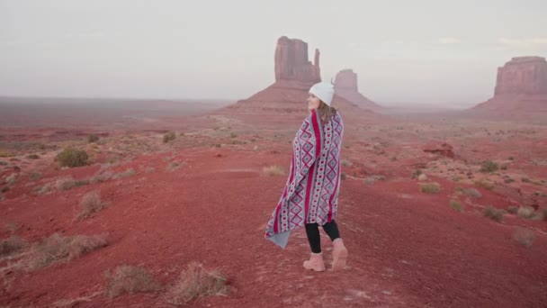 Lycka 4K slow motion-film. Glad leende kvinna reser American West — Stockvideo