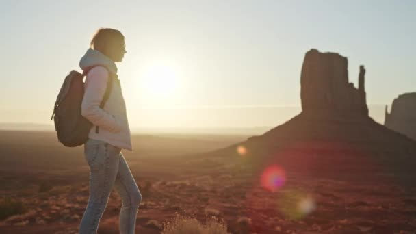 4K slow motion beelden vrouw wandelen rode canyon kliffen op schilderachtige zonsopgang, Reizen — Stockvideo