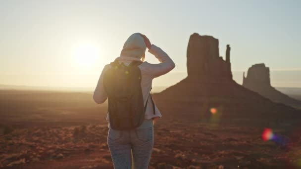 Natuur achtergrond 4K reiziger vrouw met rugzak, Monument vallei bij zonsondergang USA — Stockvideo