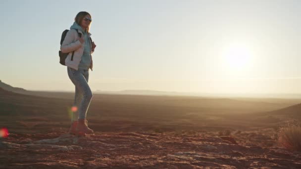 4K, mujer de cámara lenta viajar EE.UU. oeste, salida del sol o puesta del sol material de fondo — Vídeos de Stock