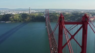 Tagus nehri üzerindeki kırmızı asma köprünün havadan görünüşü