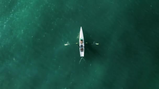 Flygfoto av en idrottsman kajakpaddling längs kristallklart öppet vatten — Stockvideo