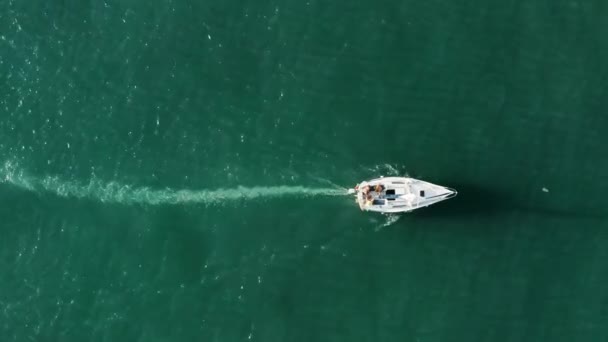 Drohnenaufnahmen eines weißen Motorbootes mit portugiesischer Flagge und Touristen — Stockvideo