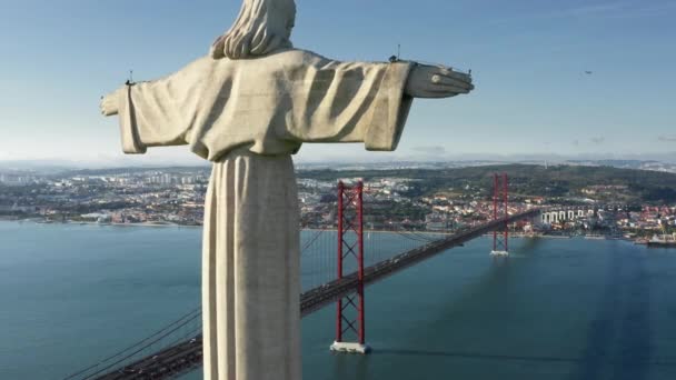 Luftaufnahme eines katholischen Denkmals mit Blick auf die Stadt — Stockvideo