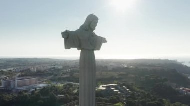 Arka planda bir şehir manzarası olan heykelin büyüleyici manzarası.