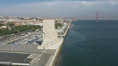 Banliyöler arasındaki geniş nehrin hava görüntüleri.