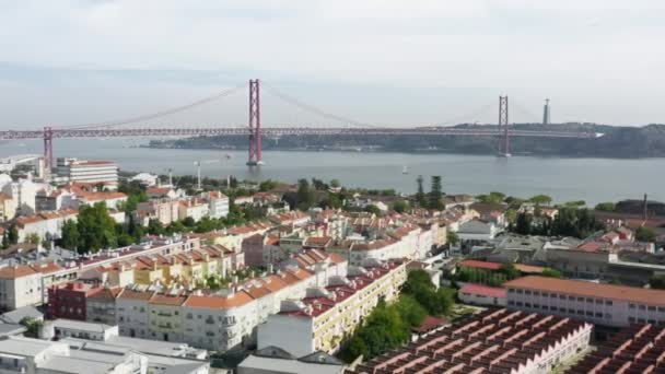Ponte 25 de Abril que liga Lisboa aos subúrbios que dominam o horizonte — Vídeo de Stock