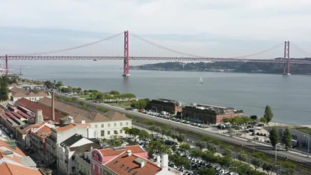 Imágenes de drones del hermoso puente colgante que cruza el río — Vídeos de Stock