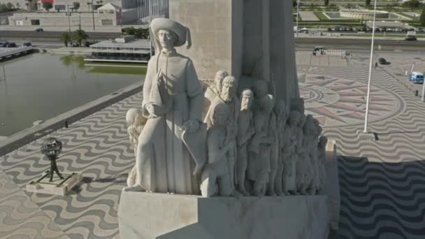 Close-up van de standbeelden van het Monument van de Ontdekkingen — Stockvideo