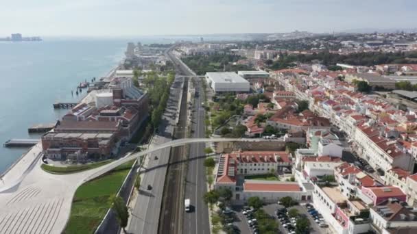 Lisboa, Portugal, Europa. Vista aérea de las calles con mucho tráfico — Vídeos de Stock