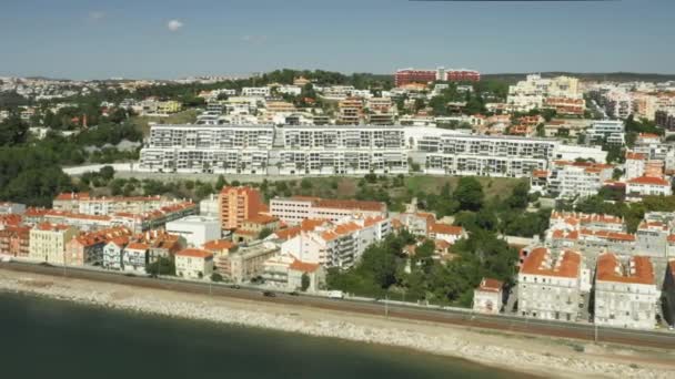 Lisbona, Portogallo, Europa. Pittoresca cittadina costiera con parrocchia residenziale — Video Stock