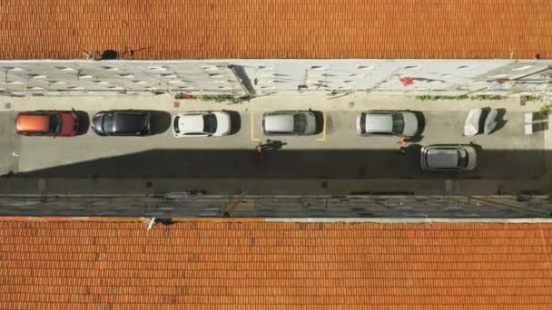 Съемка с воздуха полосы с парковкой и крышами из красной черепицы — стоковое видео