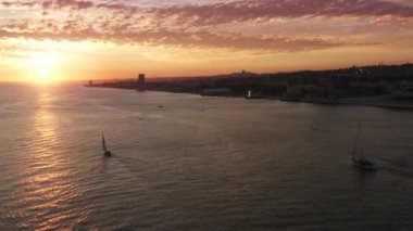 Lizbon, Portekiz, Avrupa. Gölün alçak sularında yansıyan harika gün batımı.