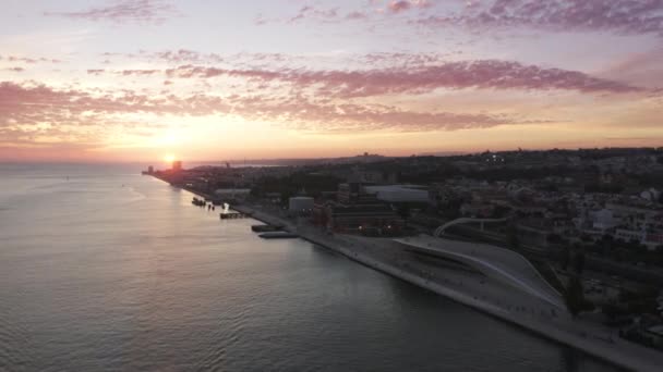 Lissabon, Portugal, Europa. Luchtfoto van paarse luchten die weerkaatsen in zeewateren — Stockvideo