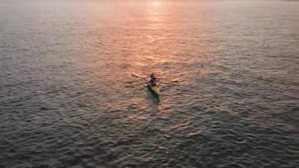 里斯本，葡萄牙，欧洲。运动员在开阔的水面上划桨的空中景象 — 图库视频影像