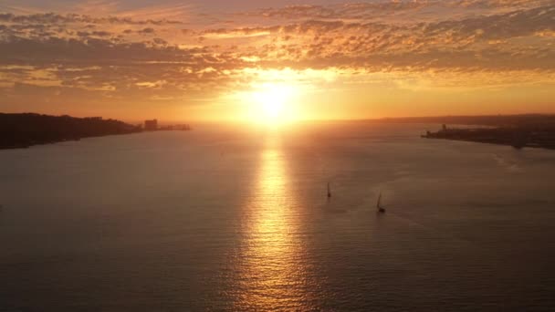 Дивовижні пейзажі яхт із заходом сонця позаду — стокове відео
