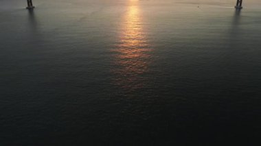 Tagus Nehri üzerinde gün batımının hava görüntüleri.