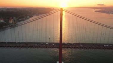 Tagus Nehri 'nin sakin sularında yüzen bir gemi.