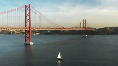 Asma köprü altında giden bir tekne ile trafik sıkışık.