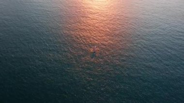 Geniş nehri ve yansıtan güneşi olan güzel bir körfezin havadan manzarası.