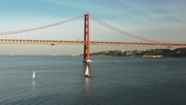 Drone filmato di pittoresco panorama di una città costiera — Video Stock