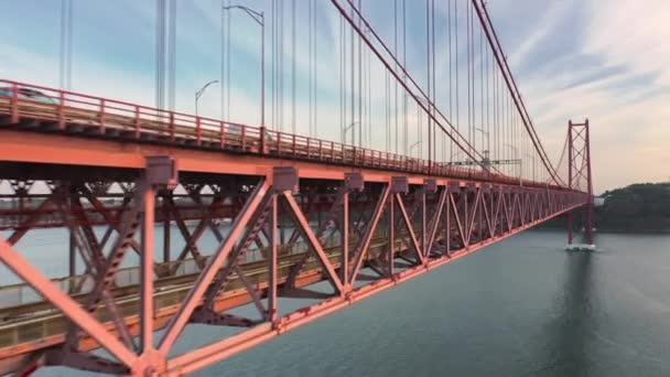 Widok z lotu ptaka na pociąg metra w Lizbonie przejeżdżający przez most wiszący — Wideo stockowe