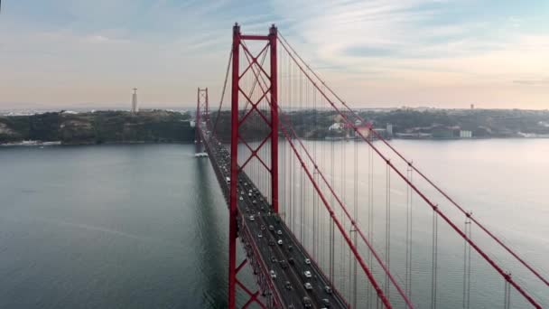 Záběry dronů hustého provozu na druhé straně mostu — Stock video