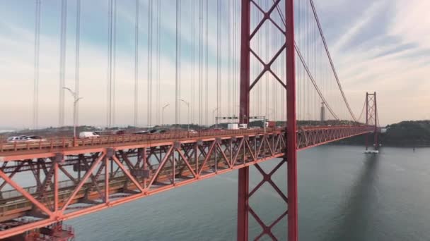 Autospuren und Eisenbahnen auf den Decks einer riesigen Konstruktion über dem Fluss — Stockvideo