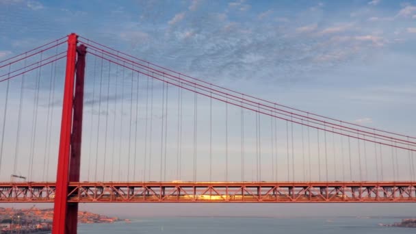 Fascinante vista sobre el ancho río con el tren subterráneo pasando un ferrocarril. — Vídeos de Stock