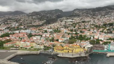 Atlantik Okyanusu 'na çıkan muhteşem kayalıkların insansız hava aracı görüntüleri.