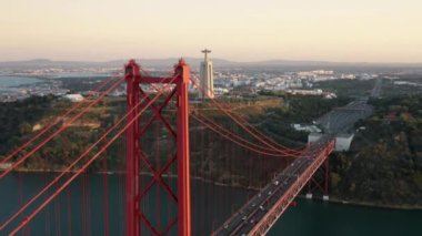 Şehir merkezi ve banliyöleri birbirine bağlayan yapının hava görüntüleri.