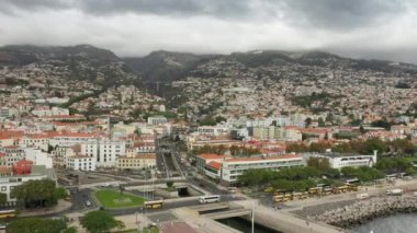 Yıl boyunca popüler bir tatil köyü. Sevimli bir liman.