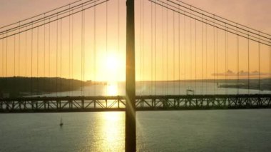 Asma köprünün arka planında gün batımının hava görüntüsü