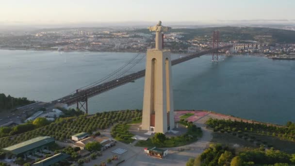 Een gigantisch standbeeld van Jezus op een heuvel in Almada gezien vanaf de top — Stockvideo