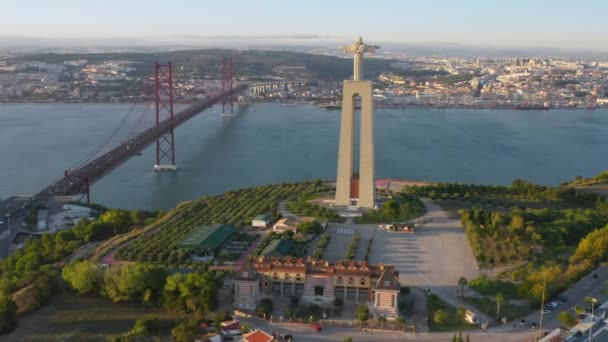 以25 de Abril桥为背景图的世界遗产纪念碑的空中景观 — 图库视频影像